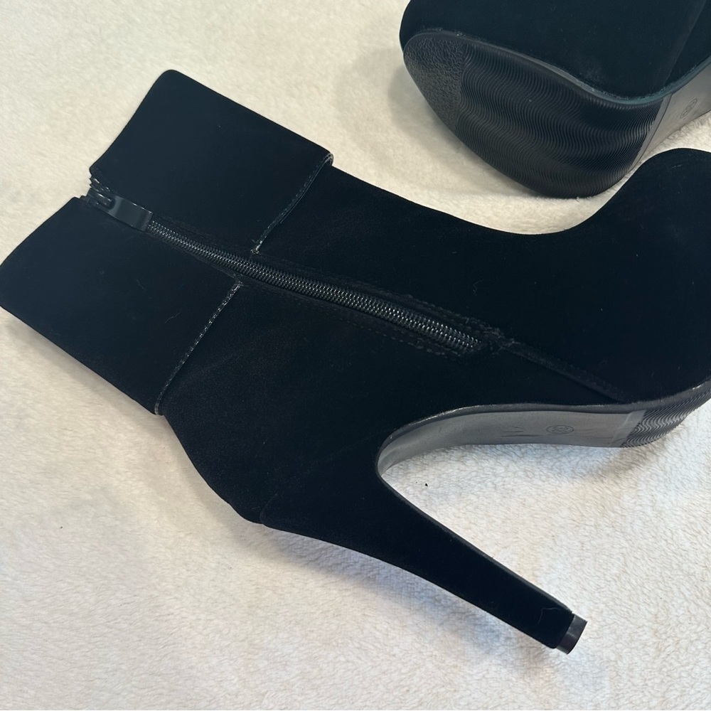 NIB Black Velvet Button Cuff Platform Ankle Boots, High Heel Booties - Picture 8 of 10